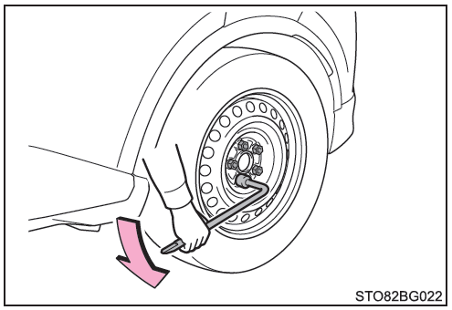 Toyota CH-R. Sustitución de un neumático pinchado